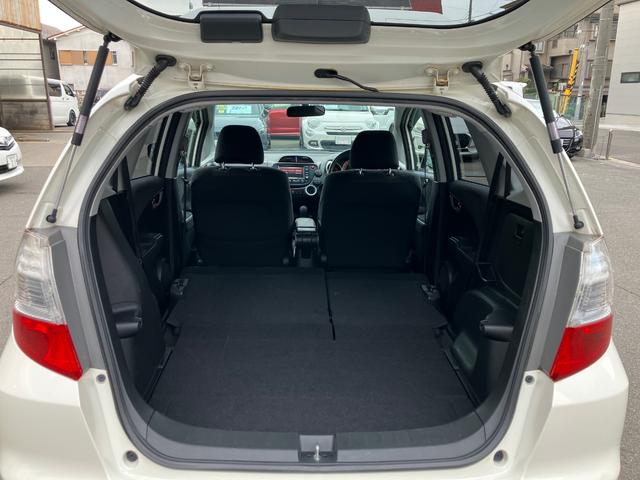 フィット RS ハイウェイエディション 純正ワンセグナビ ETC Bカメラ ユーザー買取車 禁煙車 キーレス スペアキー 社外16インチアルミホイール 純正フロアマット 純正ドアバイザー HIDヘッドライト オートエアコン ウインカーミラー(43枚目)