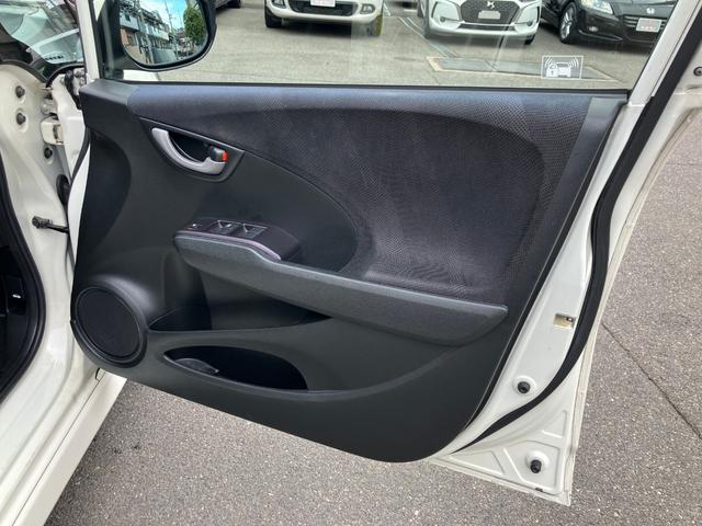 フィット RS ハイウェイエディション 純正ワンセグナビ ETC Bカメラ ユーザー買取車 禁煙車 キーレス スペアキー 社外16インチアルミホイール 純正フロアマット 純正ドアバイザー HIDヘッドライト オートエアコン ウインカーミラー(49枚目)