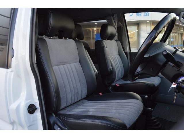 レザー＋アルカンターラコンビのハーフレザーシートです。ヤブレ、キレはございません。