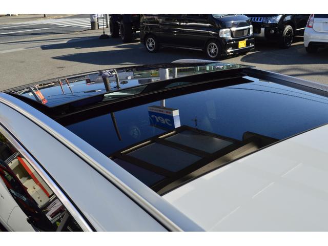 パノラミックスライディングルーフ。