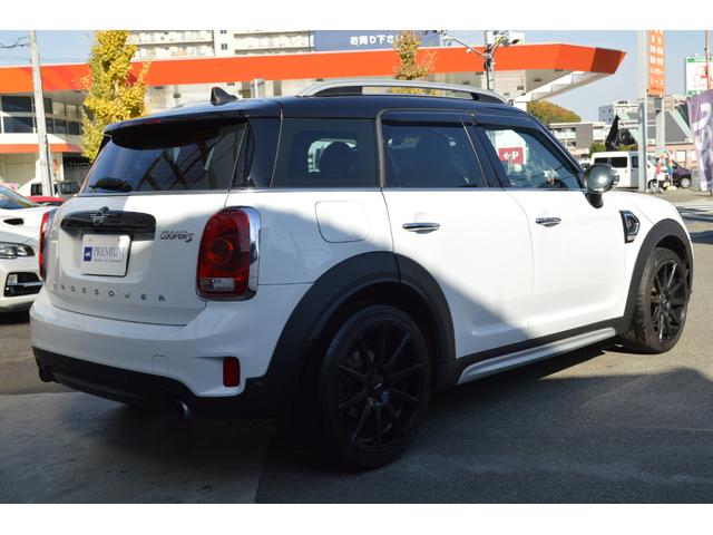 ＭＩＮＩ クーパーＳ　クロスオーバー　ペッパーパッケージ　インテリジェントセーフティ　レーダークルーズ　パワーバックドア　純正ナビ・フルセグＴＶ・リアビューカメラ　ＣＬＵＢＬＩＮＥＡ１９インチアルミ　アイドリングストップ　ＥＴＣ（4枚目）
