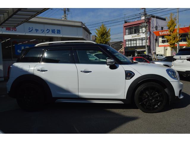 ＭＩＮＩ クーパーＳ　クロスオーバー　ペッパーパッケージ　インテリジェントセーフティ　レーダークルーズ　パワーバックドア　純正ナビ・フルセグＴＶ・リアビューカメラ　ＣＬＵＢＬＩＮＥＡ１９インチアルミ　アイドリングストップ　ＥＴＣ（5枚目）