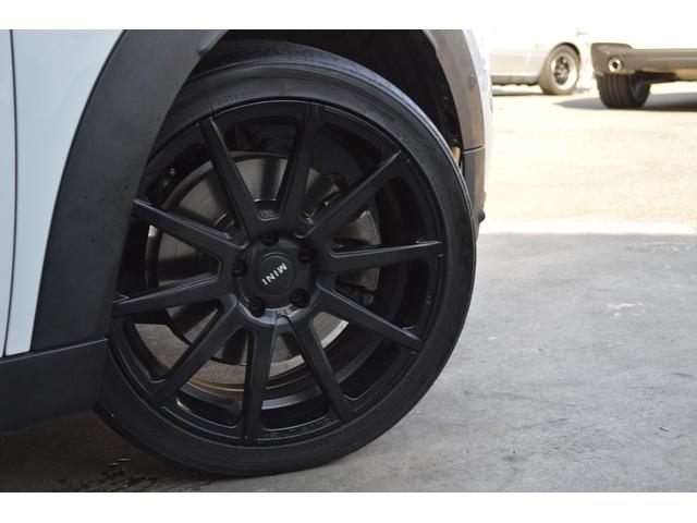ＭＩＮＩ クーパーＳ　クロスオーバー　ペッパーパッケージ　インテリジェントセーフティ　レーダークルーズ　パワーバックドア　純正ナビ・フルセグＴＶ・リアビューカメラ　ＣＬＵＢＬＩＮＥＡ１９インチアルミ　アイドリングストップ　ＥＴＣ（12枚目）