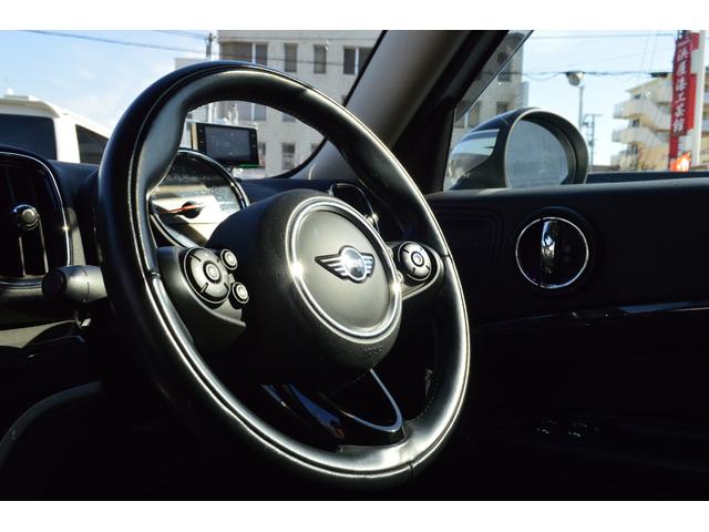 ＭＩＮＩ クーパーＳ　クロスオーバー　ペッパーパッケージ　インテリジェントセーフティ　レーダークルーズ　パワーバックドア　純正ナビ・フルセグＴＶ・リアビューカメラ　ＣＬＵＢＬＩＮＥＡ１９インチアルミ　アイドリングストップ　ＥＴＣ（17枚目）