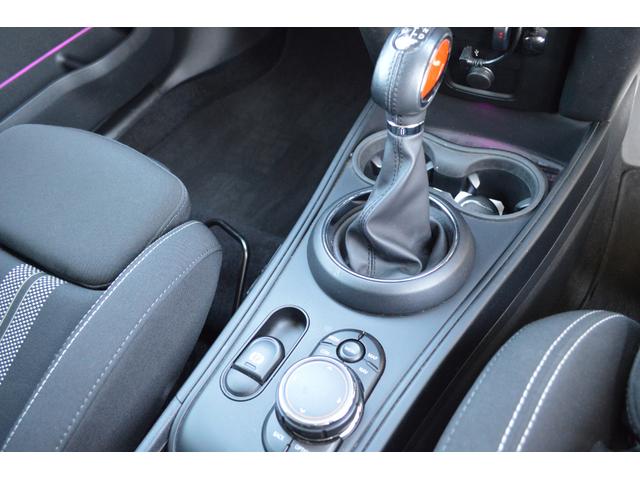 ＭＩＮＩ クーパーＳ　クロスオーバー　ペッパーパッケージ　インテリジェントセーフティ　レーダークルーズ　パワーバックドア　純正ナビ・フルセグＴＶ・リアビューカメラ　ＣＬＵＢＬＩＮＥＡ１９インチアルミ　アイドリングストップ　ＥＴＣ（19枚目）