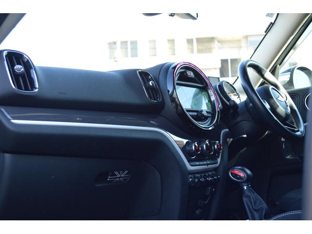 ＭＩＮＩ クーパーＳ　クロスオーバー　ペッパーパッケージ　インテリジェントセーフティ　レーダークルーズ　パワーバックドア　純正ナビ・フルセグＴＶ・リアビューカメラ　ＣＬＵＢＬＩＮＥＡ１９インチアルミ　アイドリングストップ　ＥＴＣ（51枚目）