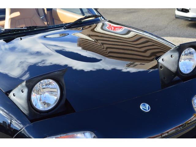 ブリリアントブラックのボディはツヤもあります。