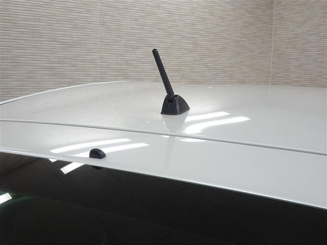 プリウス S アイドリングストップ搭載 Bモニタ- フルセグ地デジ インテリキー デュアルエアバック エアB イモビライザー DVD再生可能 ワンオーナー車 ナビTV AUTOエアコン 横スベリ防止 アルミホイール(8枚目)