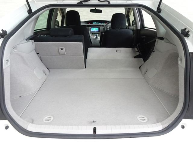 プリウス S アイドリングストップ搭載 Bモニタ- フルセグ地デジ インテリキー デュアルエアバック エアB イモビライザー DVD再生可能 ワンオーナー車 ナビTV AUTOエアコン 横スベリ防止 アルミホイール(22枚目)