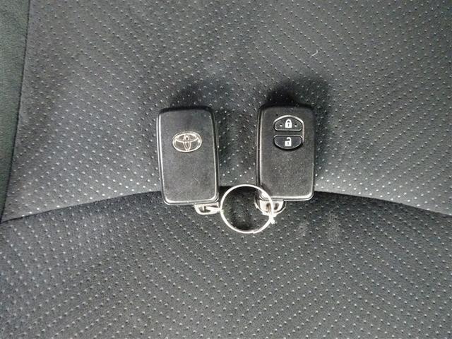 プリウス S アイドリングストップ搭載 Bモニタ- フルセグ地デジ インテリキー デュアルエアバック エアB イモビライザー DVD再生可能 ワンオーナー車 ナビTV AUTOエアコン 横スベリ防止 アルミホイール(30枚目)