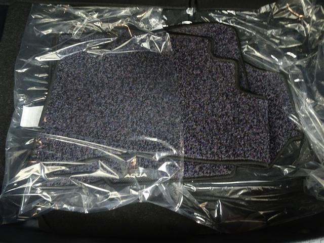 アクア クロスオーバー　ＥＣＯモード　Ｂカメラ　地デジ　イモビライザー　ナビＴＶ　エアコン　１オ－ナ－　ＬＥＤ　ＥＳＣ　記録簿　アルミホイール　キーフリー　ＤＶＤ再生可　ＥＴＣ　パワーステアリング　パワーウィンドウ　ＡＢＳ（40枚目）