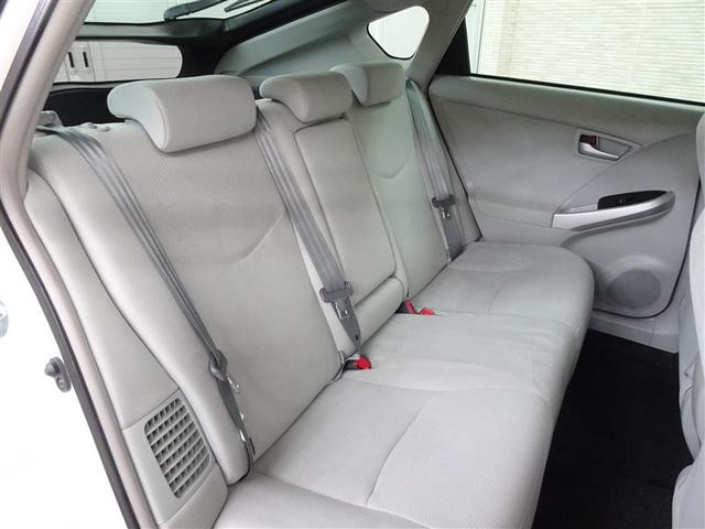 プリウス Ｓ　アイドリングストップ搭載　Ｂモニタ－　インテリキー　デュアルエアバック　エアＢ　イモビライザー　ワンオーナー車　ナビＴＶ　ＡＵＴＯエアコン　横スベリ防止　アルミホイール　ＥＴＣ装備　ＡＢＳ（17枚目）