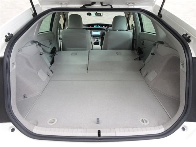 プリウス Ｓ　アイドリングストップ搭載　Ｂモニタ－　インテリキー　デュアルエアバック　エアＢ　イモビライザー　ワンオーナー車　ナビＴＶ　ＡＵＴＯエアコン　横スベリ防止　アルミホイール　ＥＴＣ装備　ＡＢＳ（22枚目）