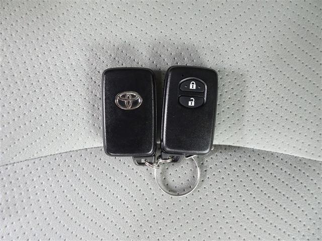 プリウス Ｓ　アイドリングストップ搭載　Ｂモニタ－　インテリキー　デュアルエアバック　エアＢ　イモビライザー　ワンオーナー車　ナビＴＶ　ＡＵＴＯエアコン　横スベリ防止　アルミホイール　ＥＴＣ装備　ＡＢＳ（30枚目）