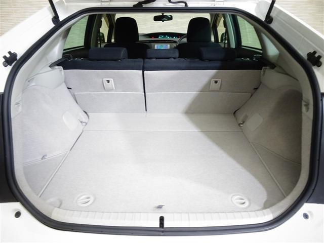 プリウス Ｓ　アイドリングストップ搭載　Ｂモニタ－　インテリキー　デュアルエアバック　エアＢ　イモビライザー　ワンオーナー車　ナビＴＶ　ＡＵＴＯエアコン　横スベリ防止　アルミホイール　ＥＴＣ装備　ＡＢＳ（22枚目）