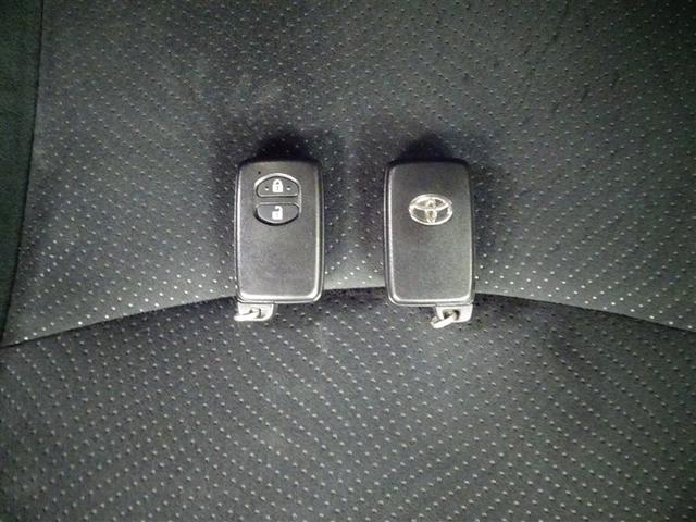 プリウス Ｓ　アイドリングストップ搭載　Ｂモニタ－　インテリキー　デュアルエアバック　エアＢ　イモビライザー　ワンオーナー車　ナビＴＶ　ＡＵＴＯエアコン　横スベリ防止　アルミホイール　ＥＴＣ装備　ＡＢＳ（31枚目）