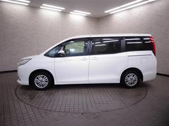 片側パワースライドドア付きだから、狭い駐車スペースなどでの　乗り降りラクラク！小さなお子さまのいるご家庭には嬉しい装備。 3