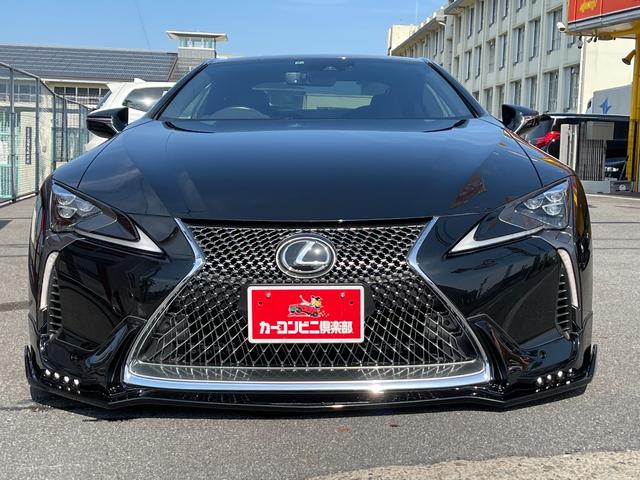 ＬＣ５００　ＷＡＬＤコンプリート　ヴォルサリノ２２インチ　Ｖ８エンジン４７７馬力　ブリッツ車高調　フロントリフター　ＣＦＲＰカーボンルーフ＆スカッフプレート　黒革ベンチレーションシート　純正ナビＴＶ　バックカメラ(3枚目)