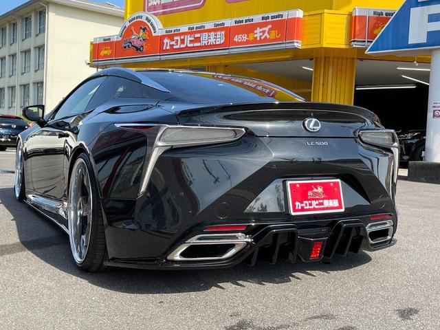 ＬＣ ＬＣ５００　ＷＡＬＤコンプリート　ヴォルサリノ２２インチ　Ｖ８エンジン４７７馬力　ブリッツ車高調　フロントリフター　ＣＦＲＰカーボンルーフ＆スカッフプレート　黒革ベンチレーションシート　純正ナビＴＶ　バックカメラ（6枚目）