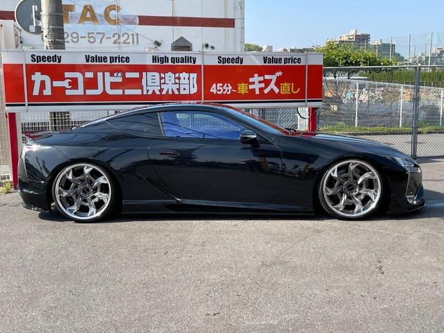 ＬＣ５００　ＷＡＬＤコンプリート　ヴォルサリノ２２インチ　Ｖ８エンジン４７７馬力　ブリッツ車高調　フロントリフター　ＣＦＲＰカーボンルーフ＆スカッフプレート　黒革ベンチレーションシート　純正ナビＴＶ　バックカメラ(9枚目)