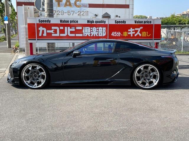 ＬＣ ＬＣ５００　ＷＡＬＤコンプリート　ヴォルサリノ２２インチ　Ｖ８エンジン４７７馬力　ブリッツ車高調　フロントリフター　ＣＦＲＰカーボンルーフ＆スカッフプレート　黒革ベンチレーションシート　純正ナビＴＶ　バックカメラ（19枚目）