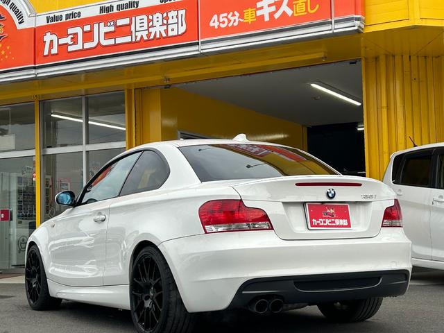 １シリーズ １３５ｉ　３Ｌ直列６気筒ターボエンジン　３０６馬力　６速ＭＴ　社外ナビＴＶ　バックカメラ　本革シート　ＴＷＳ＝ＦＯＲＧＥＤ鍛造アルミホイール（6枚目）