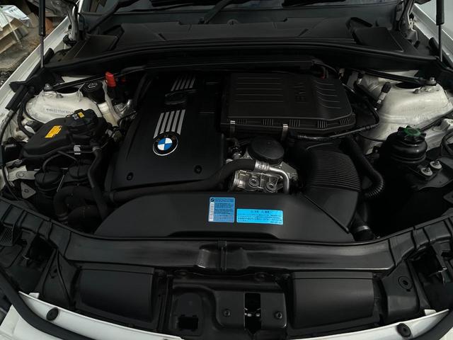 １シリーズ １３５ｉ　３Ｌ直列６気筒ターボエンジン　３０６馬力　６速ＭＴ　社外ナビＴＶ　バックカメラ　本革シート　ＴＷＳ＝ＦＯＲＧＥＤ鍛造アルミホイール（12枚目）