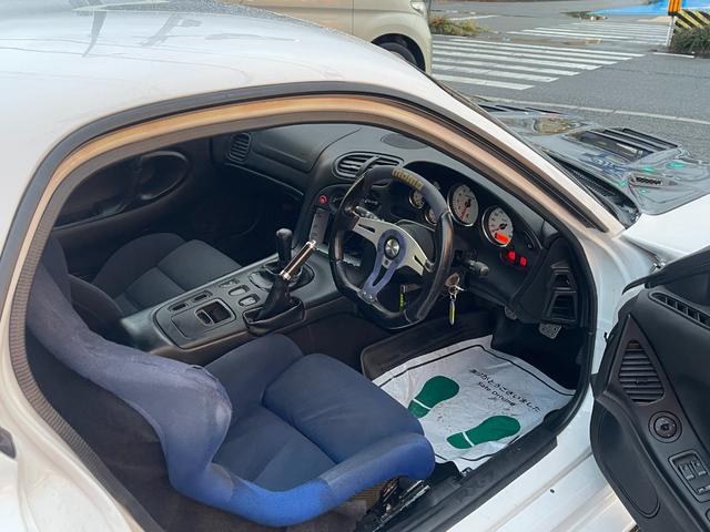 ＲＸ－７ タイプＲバサーストＲ　６型　ＴＣＰマジック仕様　ワイドボディー公認　Ｖマウント　アラゴスタ製ナイトスポーツ車高調　アドバンレーシング１８ＡＷ　アペックスマフラー　カーボンボンネット　ＧＴウイング　モモステ（17枚目）