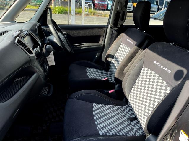 ソリオ ブラック&ホワイトII 禁煙車 両側パワースライドドア シートヒーター オートライト 地デジフルセグナビ USB接続ケーブル DVD再生 CPRM対応 ETC フロントフォグランプ サイドエアバッグ(4枚目)