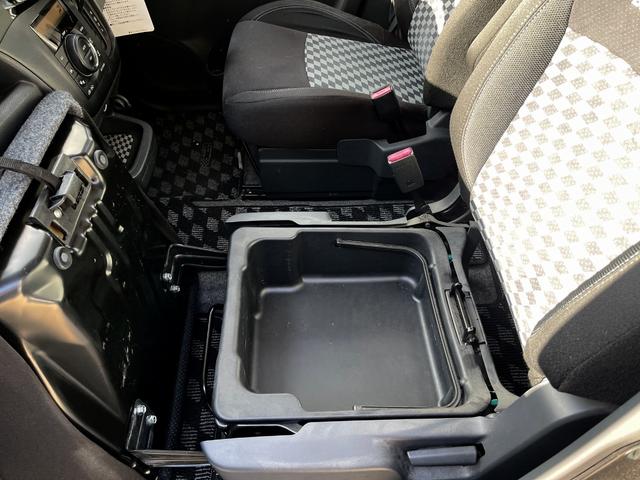 ソリオ ブラック&ホワイトII 禁煙車 両側パワースライドドア シートヒーター オートライト 地デジフルセグナビ USB接続ケーブル DVD再生 CPRM対応 ETC フロントフォグランプ サイドエアバッグ(5枚目)