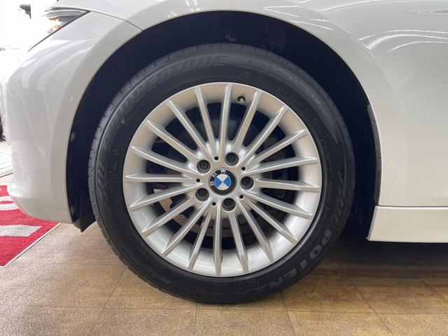 3シリーズ 320iツーリング ラグジュアリー 1オーナー 純正ナビ Bカメラ フルセグTV インテリジェントセーフティ(衝突軽減ブレーキ・車線逸脱警告) ACC(追従クルーズコントロール) 黒革 純正17AW スペアキー 禁煙 電動ゲート(27枚目)