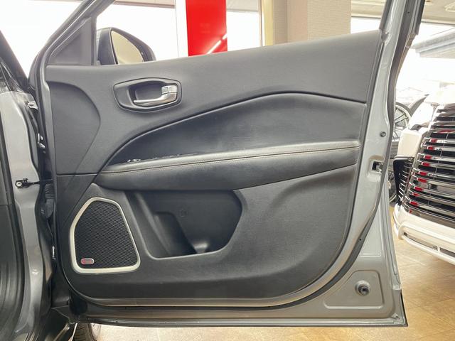 ジープ・コンパス リミテッド　ブラックルーフエディション　限定車　純正ナビ　バックカメラ　フルセグＴＶ　Ｂｌｕｅｔｏｏｔｈ　ＨＩＤ　アダプティブクルーズコントロール（追従）　ブラインドスポット　ハーフレザー　ＥＴＣ　スマートキー（17枚目）