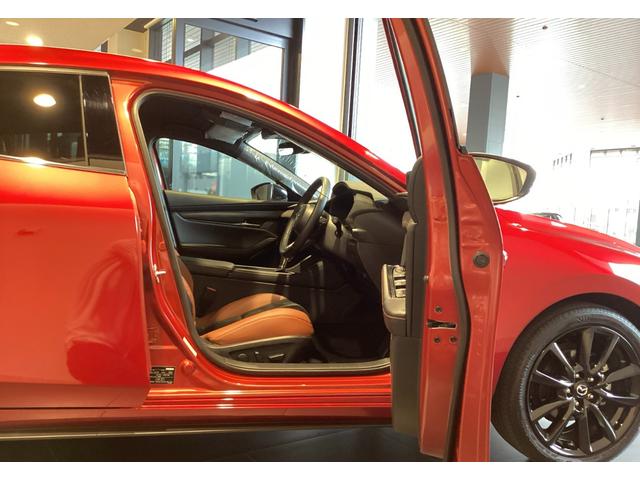 MAZDA3ファストバック 15S レトロスポーツエディション 試乗車並行販売 全方位カメラ フロアマット装備(10枚目)