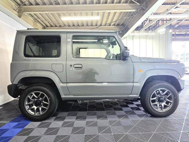 ジムニー 　セーフティサポート／４ＷＤ／カロッツェリアナビ／地デジ／バックカメラ／黒革調シートカバー／ＥＴＣ／クルーズコントロール／シートヒーター／純正１６インチアルミ／社外フロントグリル／純正フロントグリル有（8枚目）