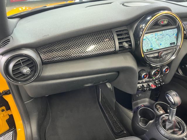 ＭＩＮＩ クーパーＳ　コンバーチブル　／電動オープン／純正ナビ／ハーフレザー／ユニオンジャック柄ソフトトップ／ビルシュタイン車高調／アドバンスドセーフティＰＫＧ／ヘッドアップディスプレイ／ミラー型ＥＴＣ／純正１７インチアルミ／自社買取車（45枚目）