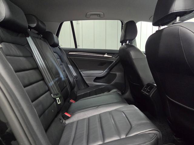 ゴルフ TSIハイラインブルーモーションテクノロジー レザーシートPKG/Discover Pro8インチナビ/自社買取車/ETC/純正17インチアルミ/シートヒーター/パワーシート/パドルシフト/キーレスエントリー/自社買取車(10枚目)