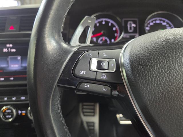 ゴルフ TSIハイラインブルーモーションテクノロジー レザーシートPKG/Discover Pro8インチナビ/自社買取車/ETC/純正17インチアルミ/シートヒーター/パワーシート/パドルシフト/キーレスエントリー/自社買取車(18枚目)
