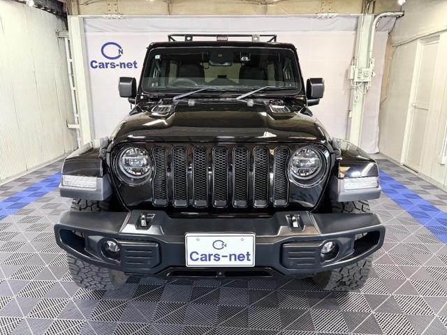 ジープ・ラングラーアンリミテッド サハラ レザーパッケージ/アダプティブクルーズコントロール/純正ナビ/自社買取車/BESTOPサンライダー/スミッティビルトルーフラック/背面ハードタイヤカバー/黒革シート/バックカメラ/ブルートゥース接続(2枚目)