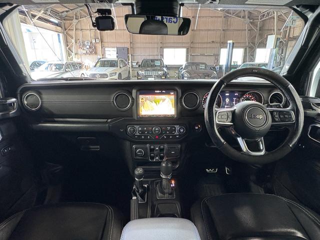 ジープ・ラングラーアンリミテッド サハラ レザーパッケージ/アダプティブクルーズコントロール/純正ナビ/自社買取車/BESTOPサンライダー/スミッティビルトルーフラック/背面ハードタイヤカバー/黒革シート/バックカメラ/ブルートゥース接続(4枚目)