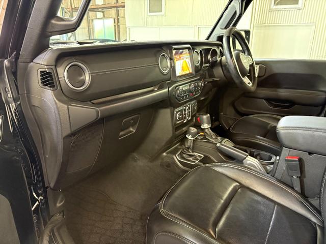 ジープ・ラングラーアンリミテッド サハラ レザーパッケージ/アダプティブクルーズコントロール/純正ナビ/自社買取車/BESTOPサンライダー/スミッティビルトルーフラック/背面ハードタイヤカバー/黒革シート/バックカメラ/ブルートゥース接続(8枚目)