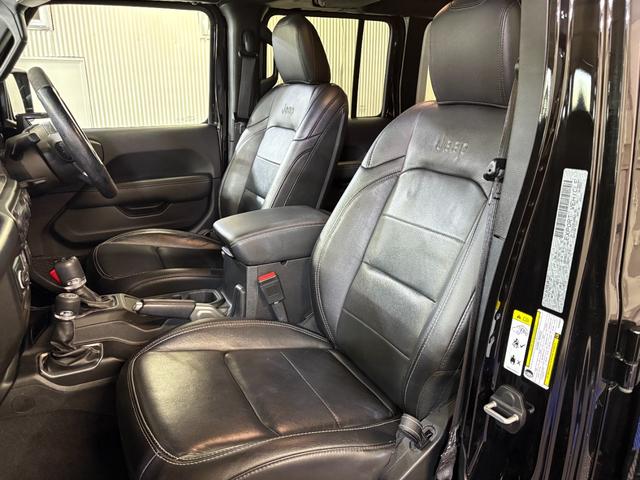 ジープ・ラングラーアンリミテッド サハラ レザーパッケージ/アダプティブクルーズコントロール/純正ナビ/自社買取車/BESTOPサンライダー/スミッティビルトルーフラック/背面ハードタイヤカバー/黒革シート/バックカメラ/ブルートゥース接続(9枚目)