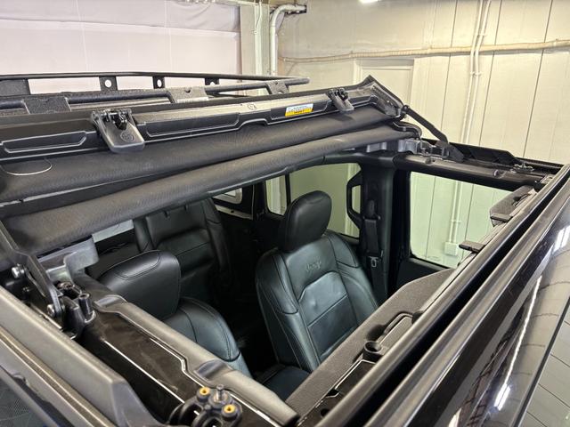 ジープ・ラングラーアンリミテッド サハラ レザーパッケージ/アダプティブクルーズコントロール/純正ナビ/自社買取車/BESTOPサンライダー/スミッティビルトルーフラック/背面ハードタイヤカバー/黒革シート/バックカメラ/ブルートゥース接続(16枚目)