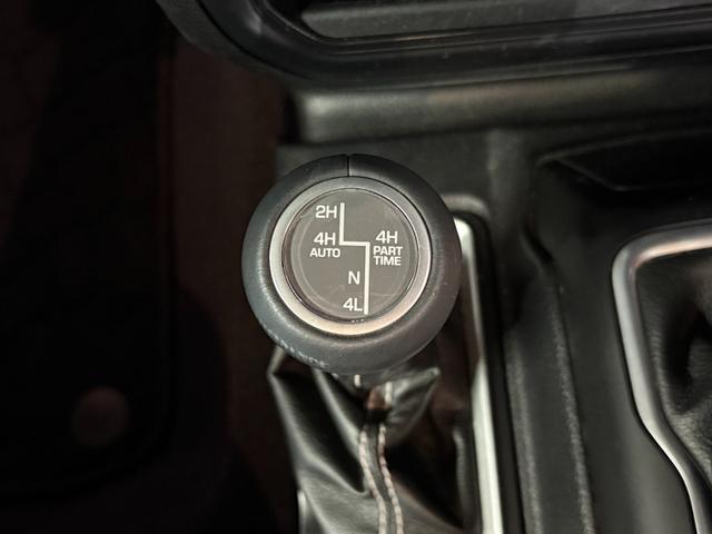 ジープ・ラングラーアンリミテッド サハラ レザーパッケージ/アダプティブクルーズコントロール/純正ナビ/自社買取車/BESTOPサンライダー/スミッティビルトルーフラック/背面ハードタイヤカバー/黒革シート/バックカメラ/ブルートゥース接続(20枚目)