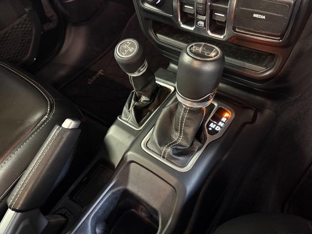 ジープ・ラングラーアンリミテッド サハラ レザーパッケージ/アダプティブクルーズコントロール/純正ナビ/自社買取車/BESTOPサンライダー/スミッティビルトルーフラック/背面ハードタイヤカバー/黒革シート/バックカメラ/ブルートゥース接続(21枚目)