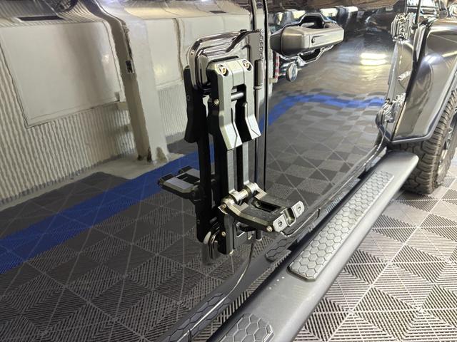 ジープ・ラングラーアンリミテッド サハラ レザーパッケージ/アダプティブクルーズコントロール/純正ナビ/自社買取車/BESTOPサンライダー/スミッティビルトルーフラック/背面ハードタイヤカバー/黒革シート/バックカメラ/ブルートゥース接続(25枚目)