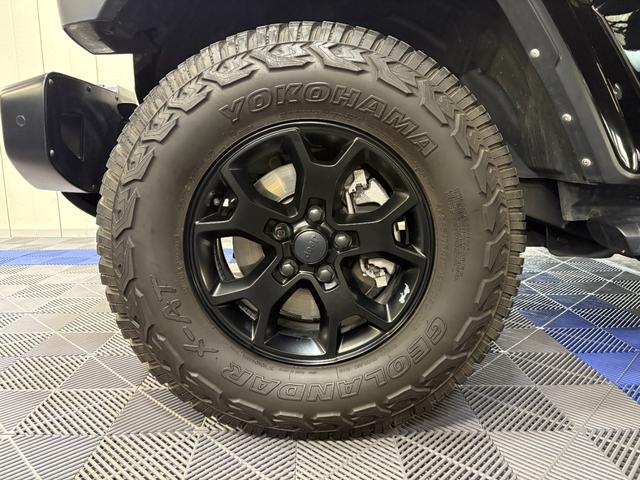 ジープ・ラングラーアンリミテッド サハラ レザーパッケージ/アダプティブクルーズコントロール/純正ナビ/自社買取車/BESTOPサンライダー/スミッティビルトルーフラック/背面ハードタイヤカバー/黒革シート/バックカメラ/ブルートゥース接続(26枚目)