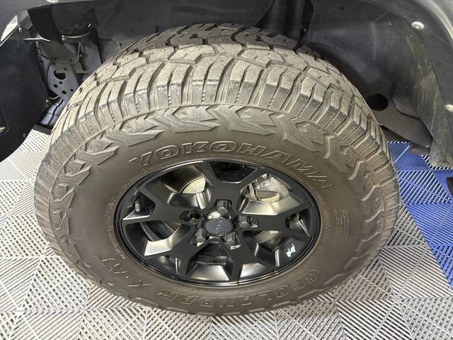 ジープ・ラングラーアンリミテッド サハラ レザーパッケージ/アダプティブクルーズコントロール/純正ナビ/自社買取車/BESTOPサンライダー/スミッティビルトルーフラック/背面ハードタイヤカバー/黒革シート/バックカメラ/ブルートゥース接続(28枚目)