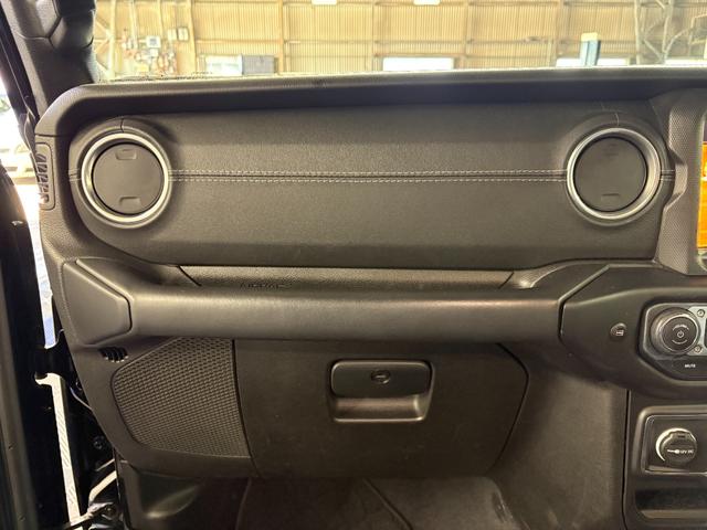 ジープ・ラングラーアンリミテッド サハラ レザーパッケージ/アダプティブクルーズコントロール/純正ナビ/自社買取車/BESTOPサンライダー/スミッティビルトルーフラック/背面ハードタイヤカバー/黒革シート/バックカメラ/ブルートゥース接続(38枚目)