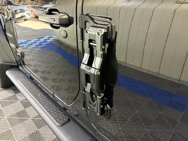 ジープ・ラングラーアンリミテッド サハラ レザーパッケージ/アダプティブクルーズコントロール/純正ナビ/自社買取車/BESTOPサンライダー/スミッティビルトルーフラック/背面ハードタイヤカバー/黒革シート/バックカメラ/ブルートゥース接続(41枚目)