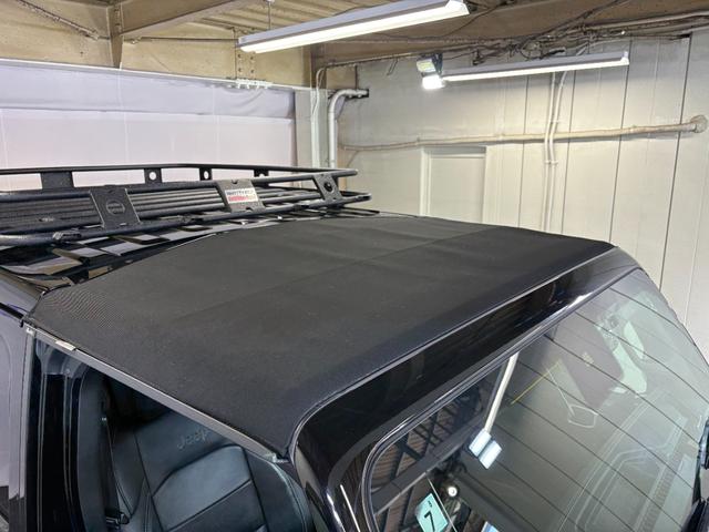 ジープ・ラングラーアンリミテッド サハラ レザーパッケージ/アダプティブクルーズコントロール/純正ナビ/自社買取車/BESTOPサンライダー/スミッティビルトルーフラック/背面ハードタイヤカバー/黒革シート/バックカメラ/ブルートゥース接続(42枚目)